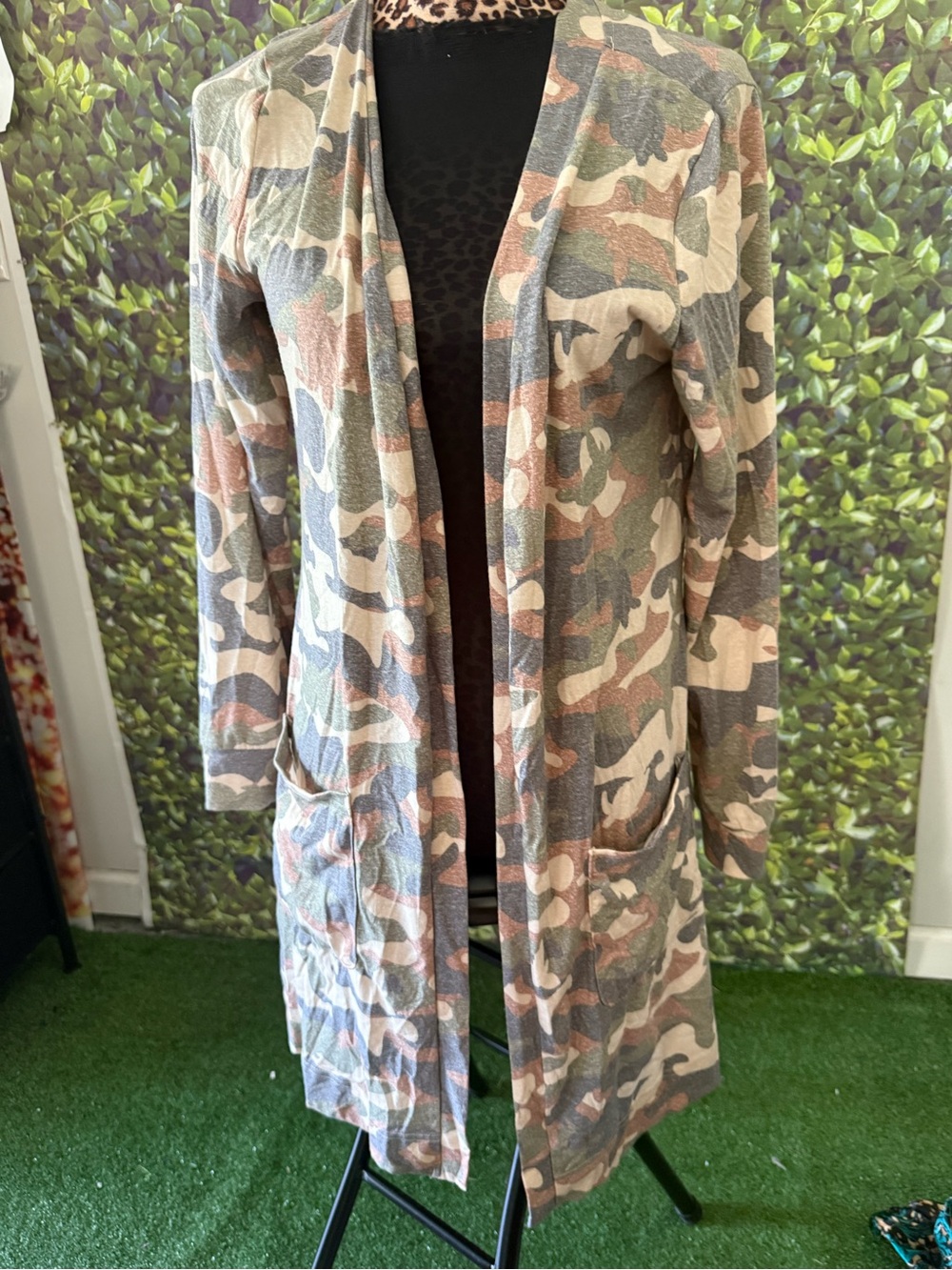 Women’s Long Open-Front Camouflage Cardigan Sweater - Pink/Green p24